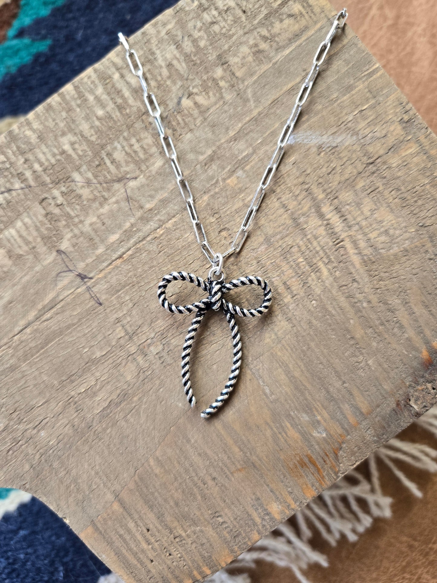 Bow necklace